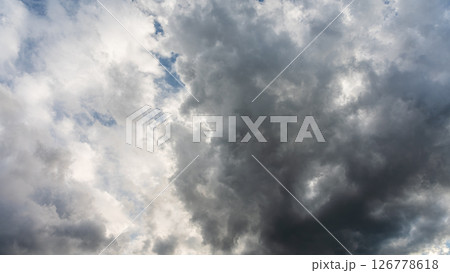 夕暮れの青空に流れるたくさんの雲 126778618