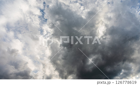 夕暮れの青空に流れるたくさんの雲 夕暮れの青空に流れるたくさんの雲 126778619