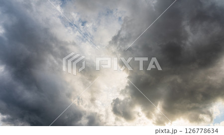 夕暮れの青空に流れるたくさんの雲 126778634