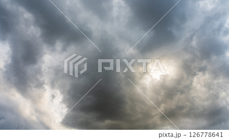 夕暮れの青空に流れるたくさんの雲 夕暮れの青空に流れるたくさんの雲 126778641