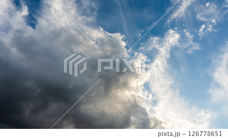 夕暮れの青空に流れるたくさんの雲 126778651
