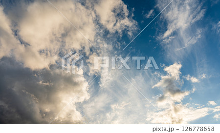 夕暮れの青空に流れるたくさんの雲 126778658