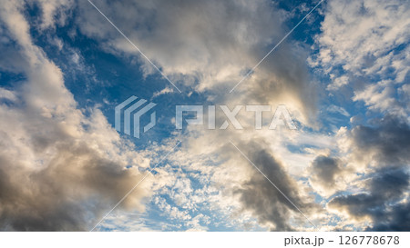 夕暮れの青空に流れるたくさんの雲 126778678