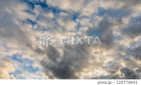 夕暮れの青空に流れるたくさんの雲 夕暮れの青空に流れるたくさんの雲 126778691
