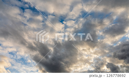 夕暮れの青空に流れるたくさんの雲 126778692