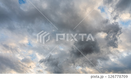 夕暮れの青空に流れるたくさんの雲 126778709