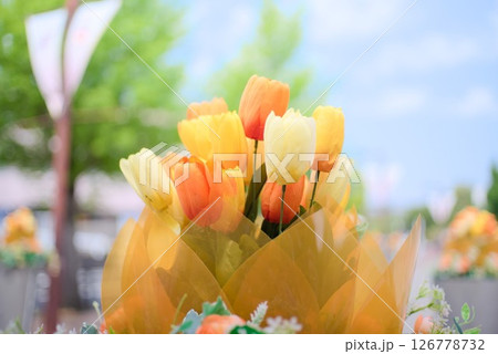 春空の下に咲く色とりどりのチューリップの花束 春空の下に咲く色とりどりのチューリップの花束 126778732