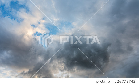 夕暮れの青空に流れるたくさんの雲 夕暮れの青空に流れるたくさんの雲 126778742