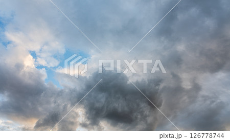 夕暮れの青空に流れるたくさんの雲 126778744