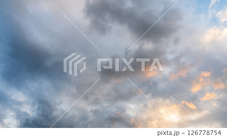 夕暮れの青空に流れるたくさんの雲 126778754