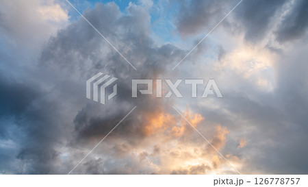 夕暮れの青空に流れるたくさんの雲 夕暮れの青空に流れるたくさんの雲 126778757