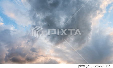 夕暮れの青空に流れるたくさんの雲 夕暮れの青空に流れるたくさんの雲 126778762
