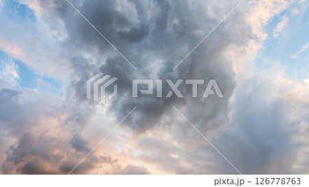 夕暮れの青空に流れるたくさんの雲 夕暮れの青空に流れるたくさんの雲 126778763