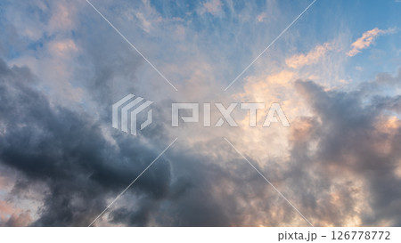 夕暮れの青空に流れるたくさんの雲 夕暮れの青空に流れるたくさんの雲 126778772