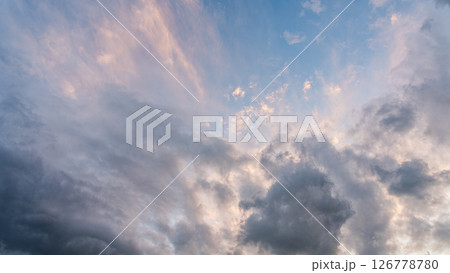 夕暮れの青空に流れるたくさんの雲 126778780