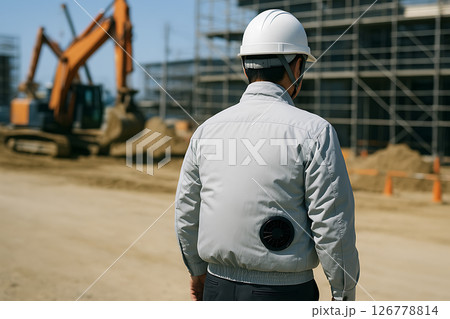 空調服を着た作業員が建設現場で作業する後ろ姿 空調服を着た作業員が建設現場で作業する後ろ姿 126778814
