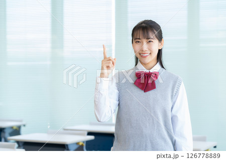 学校で勉強をする女子高生　撮影協力：学校法人電波学園東京電子専門学校 126778889