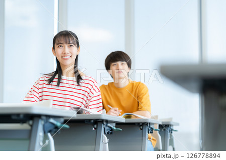 勉強をする男女の大学生 撮影協力:学校法人電波学園東京電子専門学校 勉強をする男女の大学生 撮影協力:学校法人電波学園東京電子専門学校 126778894