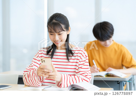 勉強をする男女の大学生 撮影協力:学校法人電波学園東京電子専門学校 勉強をする男女の大学生 撮影協力:学校法人電波学園東京電子専門学校 126778897