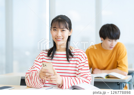 勉強をする男女の大学生　撮影協力：学校法人電波学園東京電子専門学校 126778898