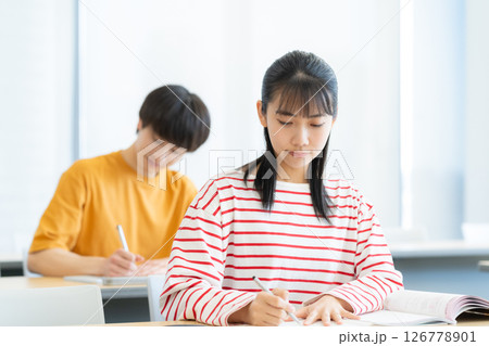 勉強をする男女の大学生　撮影協力：学校法人電波学園東京電子専門学校 126778901