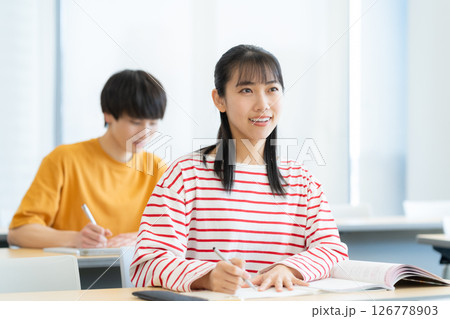 勉強をする男女の大学生　撮影協力：学校法人電波学園東京電子専門学校 126778903