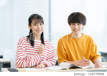 勉強をする男女の大学生 撮影協力:学校法人電波学園東京電子専門学校 勉強をする男女の大学生 撮影協力:学校法人電波学園東京電子専門学校 126778906