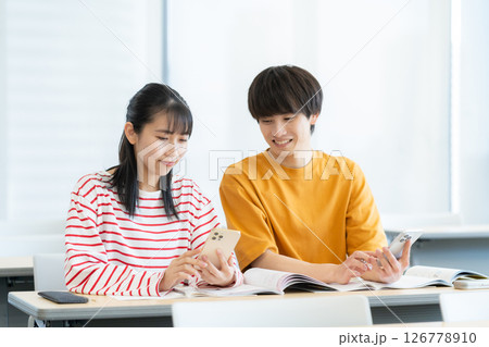 勉強をする男女の大学生 撮影協力:学校法人電波学園東京電子専門学校 勉強をする男女の大学生 撮影協力:学校法人電波学園東京電子専門学校 126778910