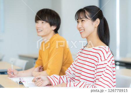 勉強をする男女の大学生 撮影協力:学校法人電波学園東京電子専門学校 勉強をする男女の大学生 撮影協力:学校法人電波学園東京電子専門学校 126778915