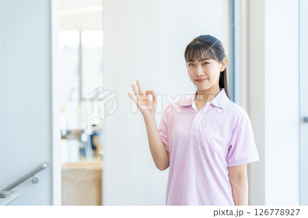 若い女性の介護士　撮影協力：学校法人電波学園東京電子専門学校 126778927