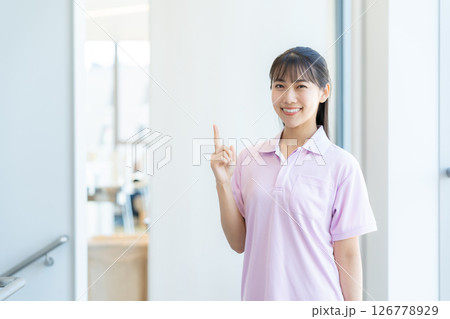 若い女性の介護士　撮影協力：学校法人電波学園東京電子専門学校 126778929