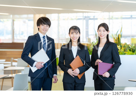 会議をする男女のビジネスマン 撮影協力:学校法人電波学園東京電子専門学校 会議をする男女のビジネスマン 撮影協力:学校法人電波学園東京電子専門学校 126778930