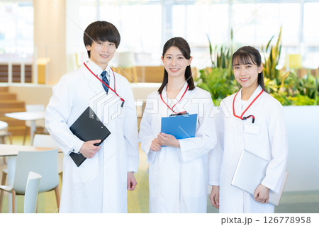 病院で打ち合わせをする医者　撮影協力：学校法人電波学園東京電子専門学校 126778958