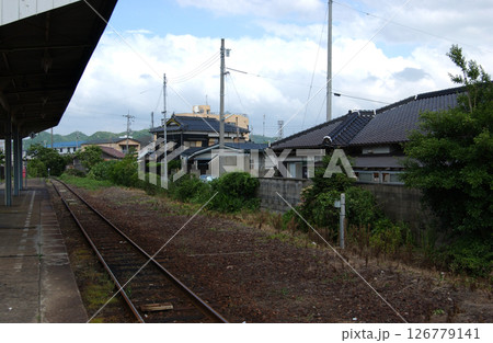 線路を一部撤去したローカル線の駅 線路を一部撤去したローカル線の駅 126779141