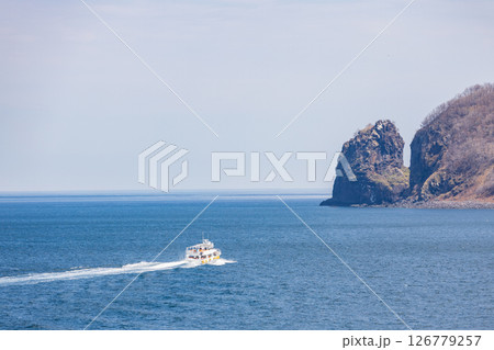 オホーツク海と知床半島の遊覧船 126779257