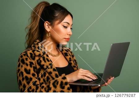 レオパード柄でノートPCを操作するおしゃれギャルの横顔 126779287