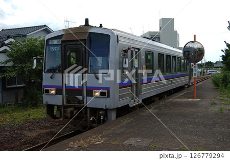 田舎の駅に停車している1両編成のワンマン列車 126779294