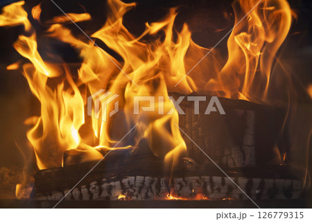 火　炎　キャンプファイアー 126779315