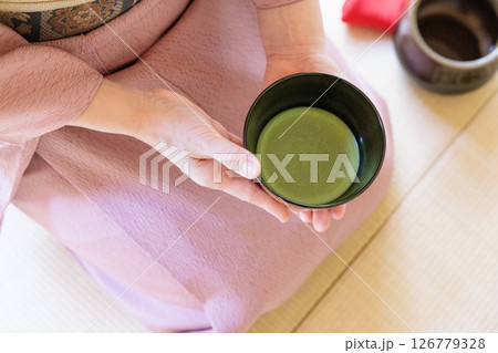 抹茶を点てた茶碗を差し出す所作 抹茶を点てた茶碗を差し出す所作 126779328