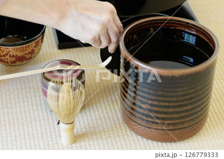 裏千家お点前・水差の蓋を開ける所作 裏千家お点前・水差の蓋を開ける所作 126779333