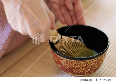 裏千家お点前・抹茶を点てる所作 裏千家お点前・抹茶を点てる所作 126779361