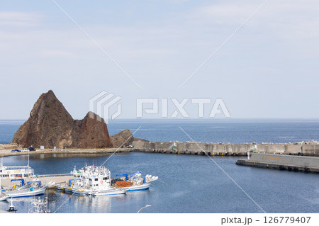 北海道知床半島ウトロ港の漁船 126779407