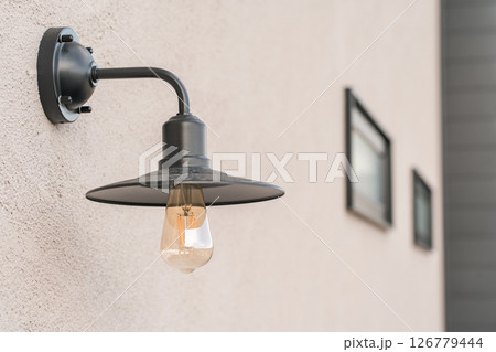 住宅の外壁にある壁掛けのポーチライト,ブラケットライト 住宅の外壁にある壁掛けのポーチライト,ブラケットライト 126779444