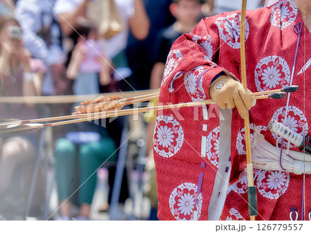 祭りで踊る浴衣の女性 126779557