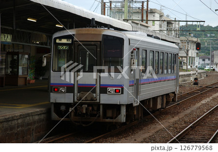 駅に停車しているローカル線の1両編成の列車 駅に停車しているローカル線の1両編成の列車 126779568