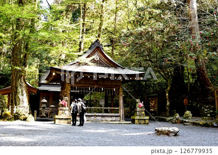京都市 貴船神社奥宮の拝殿と新緑と参拝者 京都市 貴船神社奥宮の拝殿と新緑と参拝者 126779935