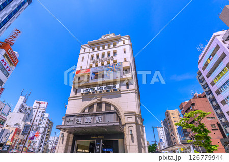 日本の東京都市景観 5月。浅草駅などを望む。(観光客で賑わう浅草) 日本の東京都市景観 5月。浅草駅などを望む。(観光客で賑わう浅草) 126779944