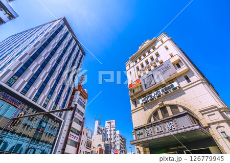 日本の東京都市景観 5月。浅草駅などを望む。（観光客で賑わう浅草） 126779945