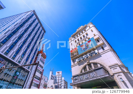 日本の東京都市景観 5月。浅草駅などを望む。（観光客で賑わう浅草） 126779946