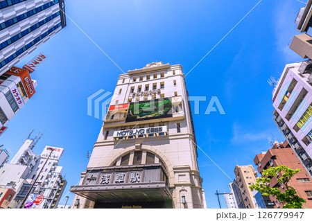 日本の東京都市景観 5月。浅草駅などを望む。(観光客で賑わう浅草) 日本の東京都市景観 5月。浅草駅などを望む。(観光客で賑わう浅草) 126779947